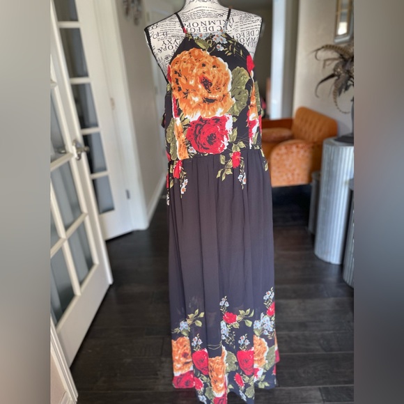 ❗️PRICE DROP❗️XL Black with flowers maxi halter style dress - Picture 3 of 10